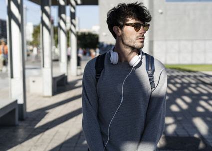 Mann mit Sonnenbrille Mann mit Sonnenbrille